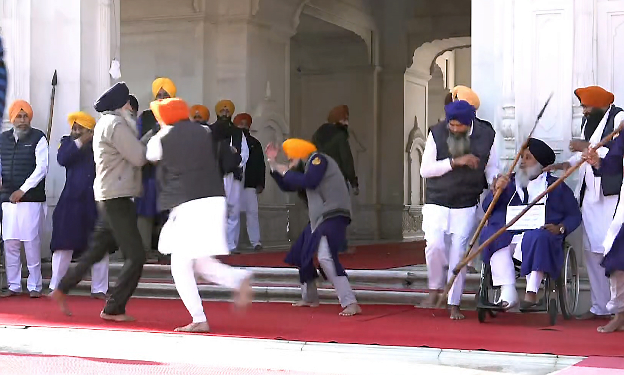 https://salarnews.in/public/uploads/images/newsimages/maannewsimage04122024_141515_Sukhbir Singh Badal attacked.jpg